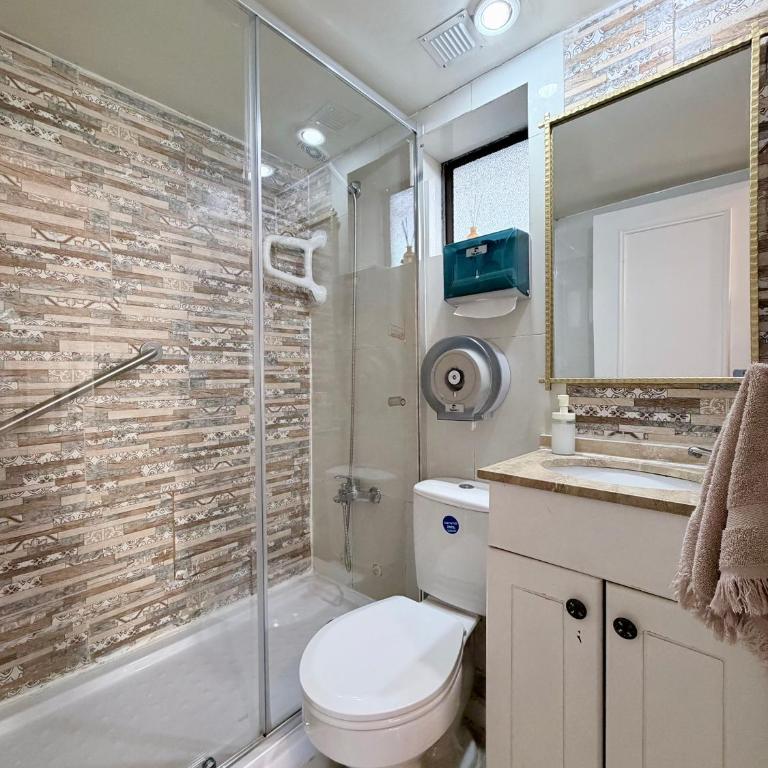 Cómodo departamento frente a Mall Parque Arauco - Two-Bedroom Apartment with City View - 13