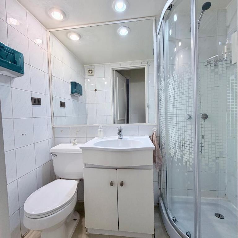 Cómodo departamento frente a Mall Parque Arauco - Two-Bedroom Apartment with City View - 15