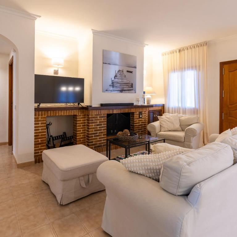 Casa Coromines - Three-Bedroom House - 11
