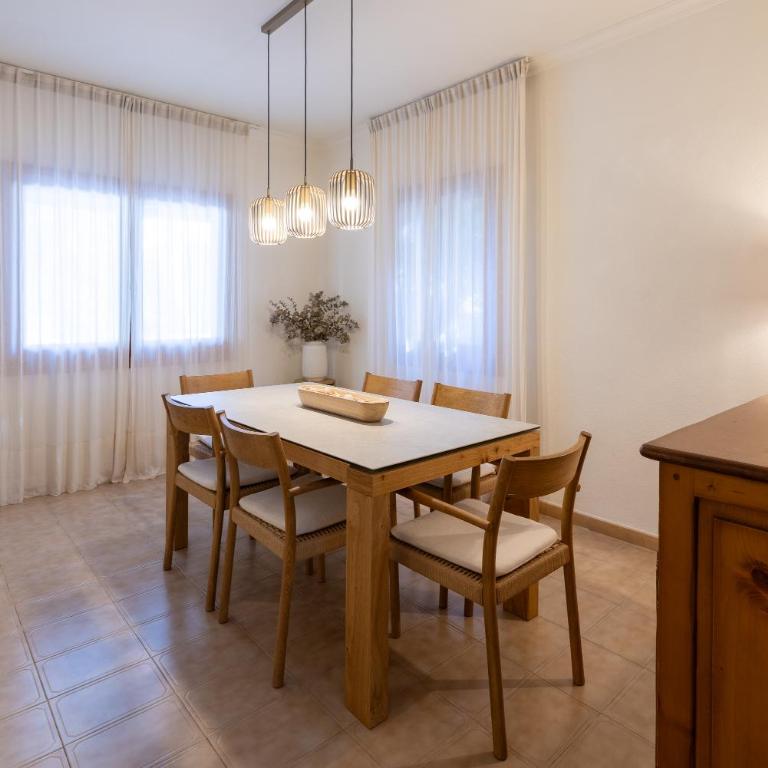 Casa Coromines - Three-Bedroom House - 12