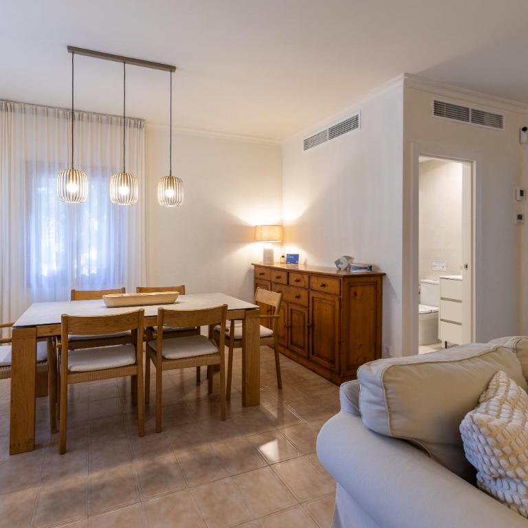 Casa Coromines - Three-Bedroom House - 17