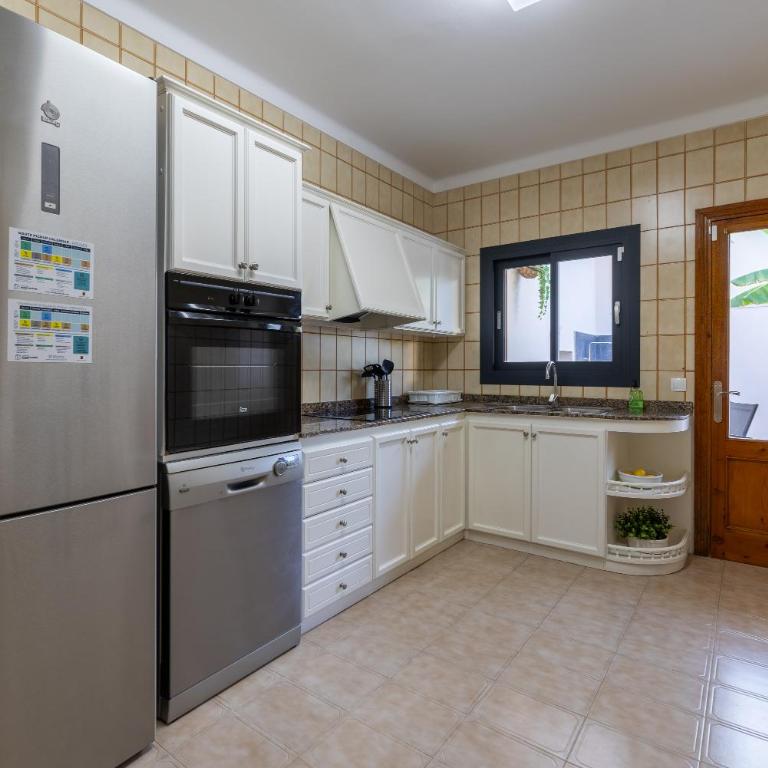 Casa Coromines - Three-Bedroom House - 18