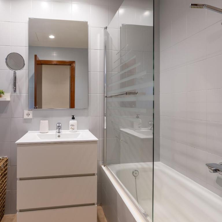 Casa Coromines - Three-Bedroom House - 35
