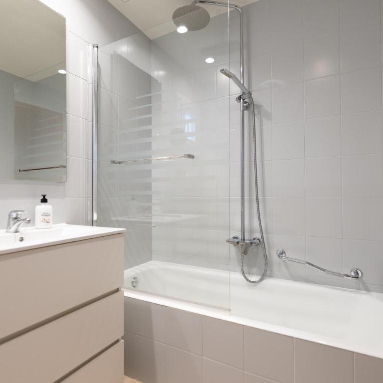 Casa Coromines - Three-Bedroom House - 37