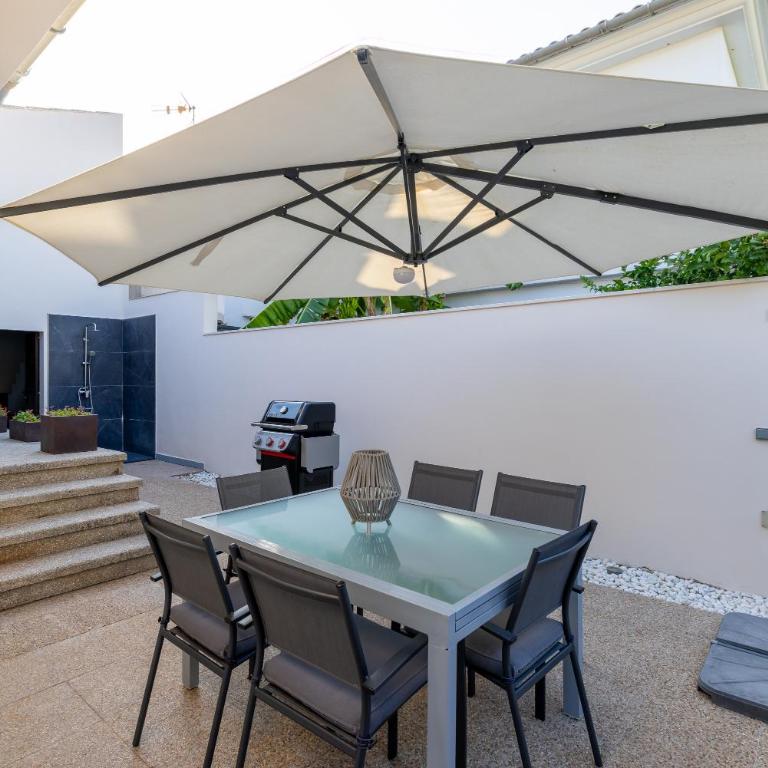 Casa Coromines - Three-Bedroom House - 48