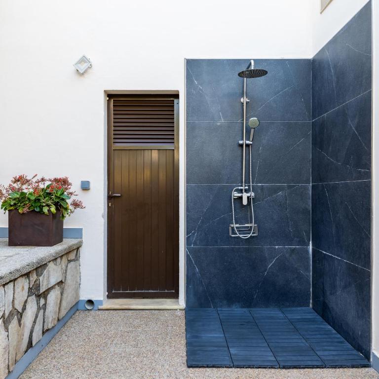 Casa Coromines - Three-Bedroom House - 49