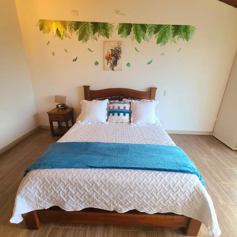 Casa Campestre en zona exclusiva con Jacuzzi, a 10 min del aeropuerto, 20 min parque del café, WiFi, parqueadero privado, vigilancia 24 hrs y amplias zonas sociales - Casa de 2 dormitorios - 93