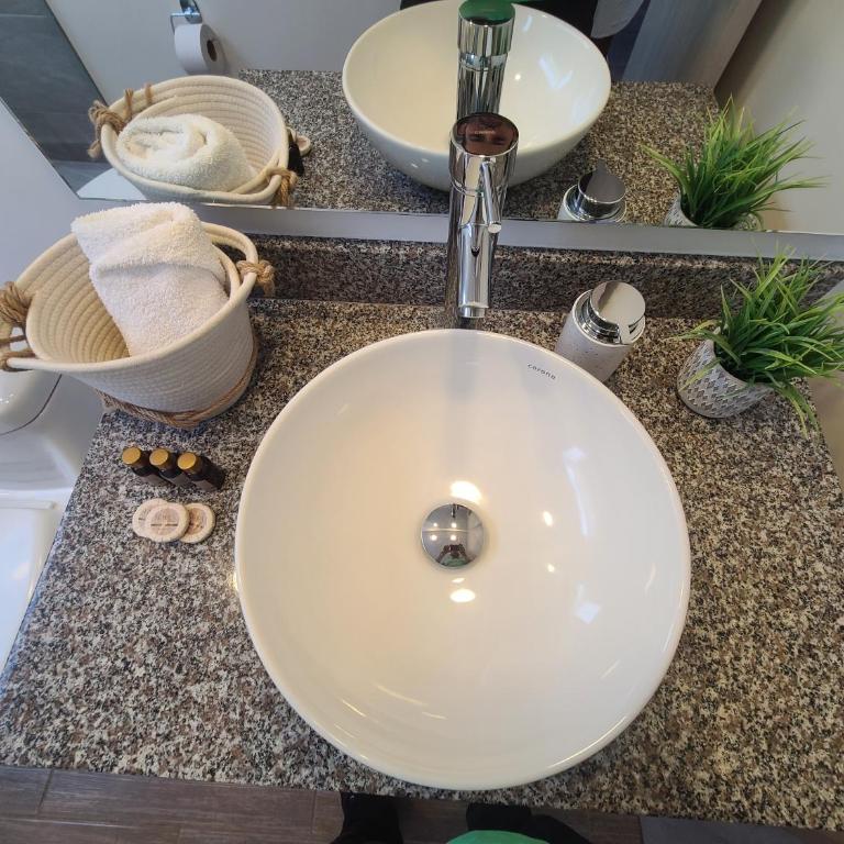 Casa Campestre en zona exclusiva con Jacuzzi, a 10 min del aeropuerto, 20 min parque del café, WiFi, parqueadero privado, vigilancia 24 hrs y amplias zonas sociales - Casa de 2 dormitorios - 92