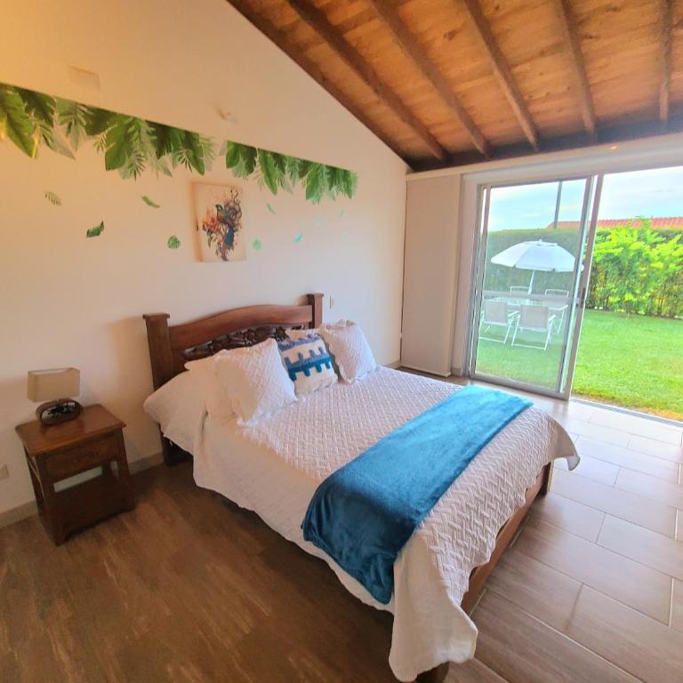 Casa Campestre en zona exclusiva con Jacuzzi, a 10 min del aeropuerto, 20 min parque del café, WiFi, parqueadero privado, vigilancia 24 hrs y amplias zonas sociales - Casa de 2 dormitorios - 5