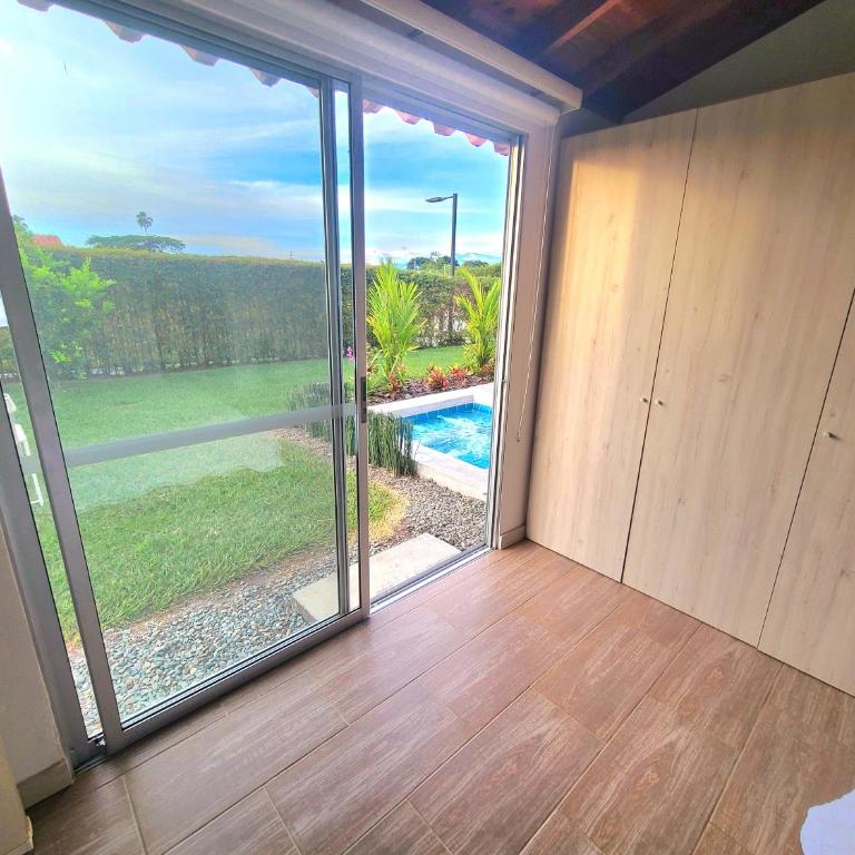 Casa Campestre en zona exclusiva con Jacuzzi, a 10 min del aeropuerto, 20 min parque del café, WiFi, parqueadero privado, vigilancia 24 hrs y amplias zonas sociales - Casa de 2 dormitorios - 91