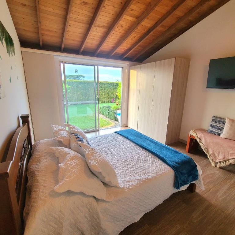 Casa Campestre en zona exclusiva con Jacuzzi, a 10 min del aeropuerto, 20 min parque del café, WiFi, parqueadero privado, vigilancia 24 hrs y amplias zonas sociales - Casa de 2 dormitorios - 90