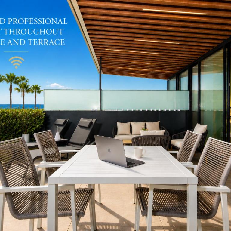 LolaBeachfront - Indoor Heated Pool & Spa - Premium Gym - Private Garden - 5 min Train to Airport - Deluxe Apartment mit 1 Schlafzimmer und Gartenblick - 12