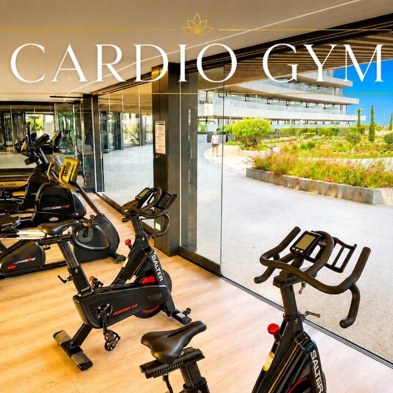 LolaBeachfront - Indoor Heated Pool & Spa - Premium Gym - Private Garden - 5 min Train to Airport - Deluxe Apartment mit 1 Schlafzimmer und Gartenblick - 6