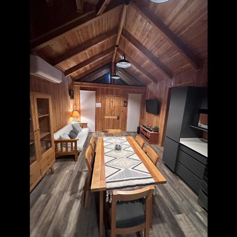 Cabaña de madera con vista al volcán sector camino Huincacara - Two-Bedroom House - 6