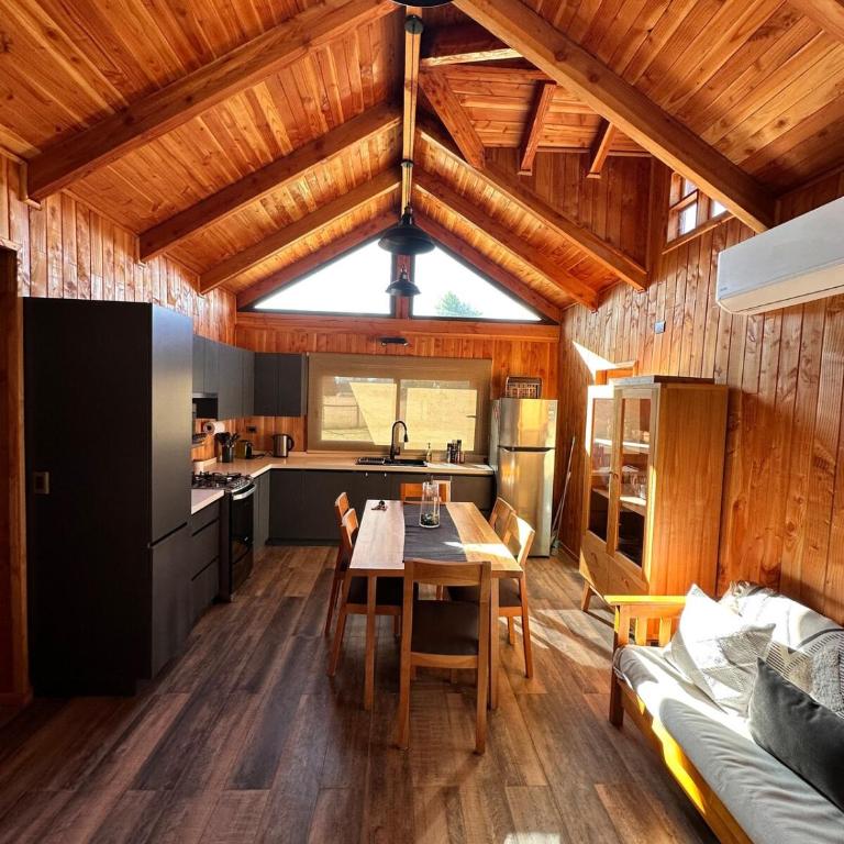 Cabaña de madera con vista al volcán sector camino Huincacara - Two-Bedroom House - 8