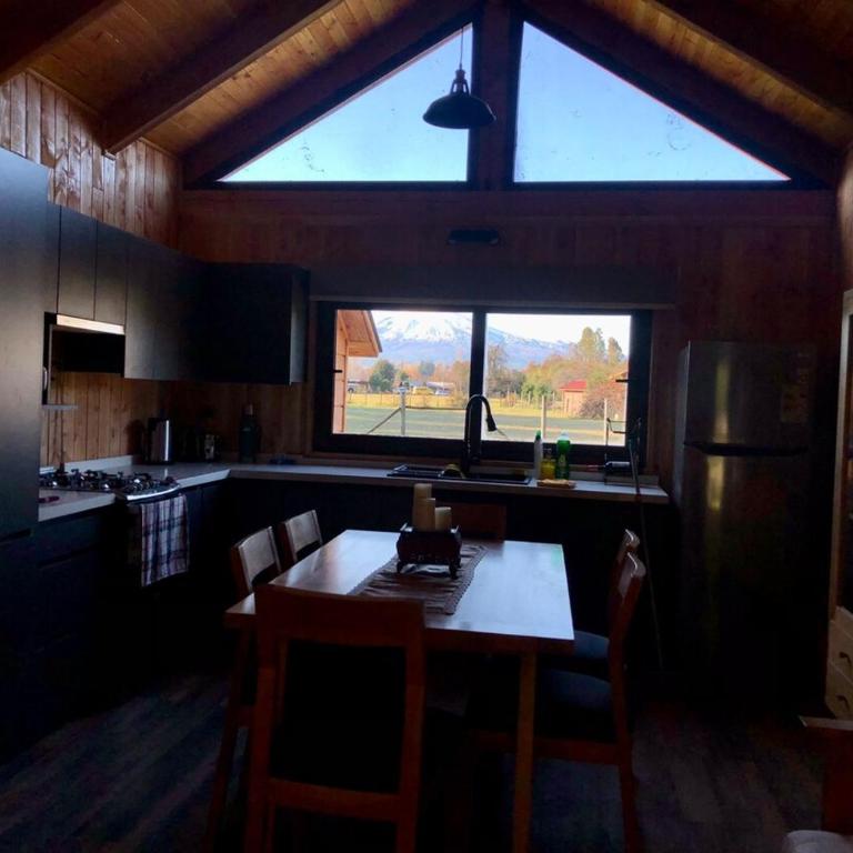 Cabaña de madera con vista al volcán sector camino Huincacara - Two-Bedroom House - 10