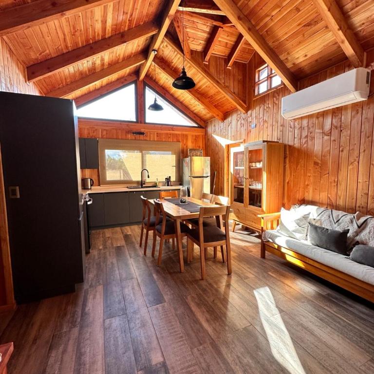 Cabaña de madera con vista al volcán sector camino Huincacara - Two-Bedroom House - 13