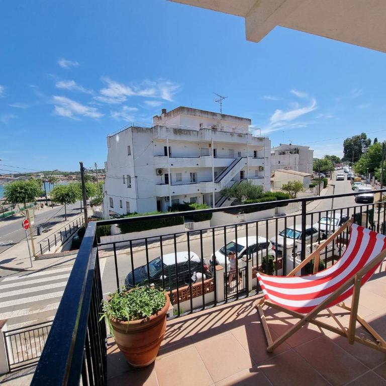 Acogedor apartamento a 50m de la playa con terraza, aire acondicionado y parking - HISP-236-82 - Apartment - 1