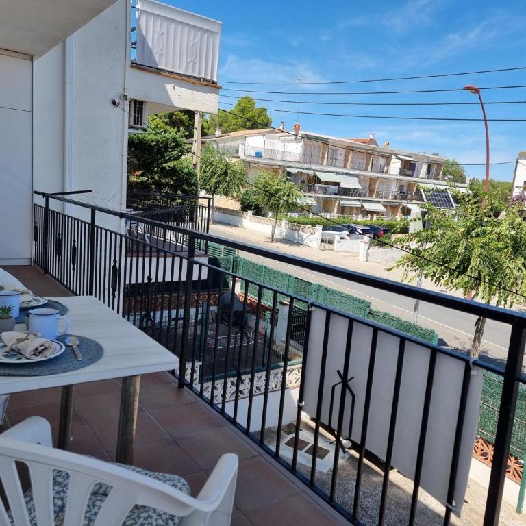 Acogedor apartamento a 50m de la playa con terraza, aire acondicionado y parking - HISP-236-82 - Apartment - 24