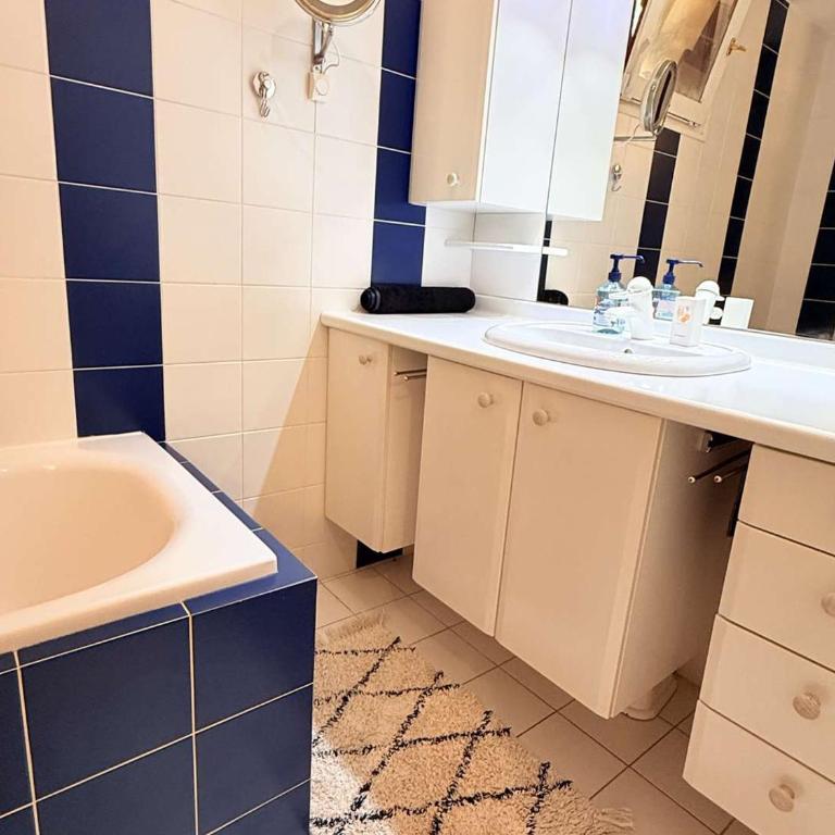 Mazet provençal, vue mer - 6 pers. - FR-1-900-15 - Maison de Vacances - 17