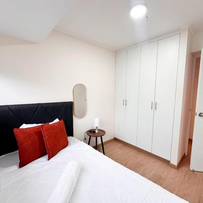 Miraflores with a Beautiful View Steps from Larcomar - Two-Bedroom Deluxe Apartment with Balcony - 8