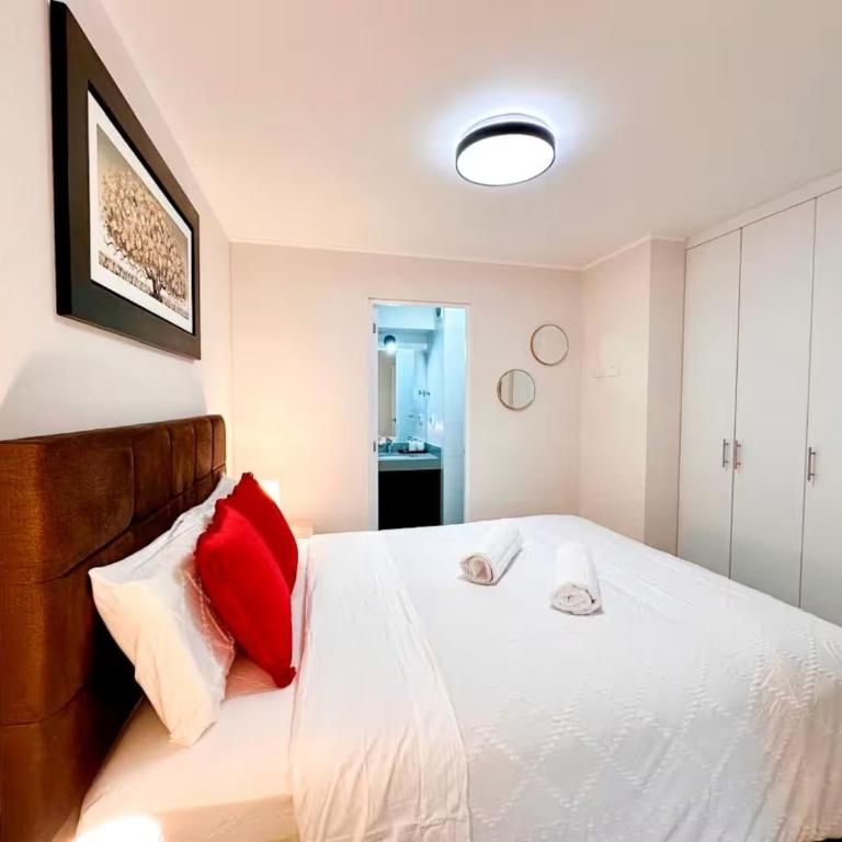 Miraflores with a Beautiful View Steps from Larcomar - Two-Bedroom Deluxe Apartment with Balcony - 20