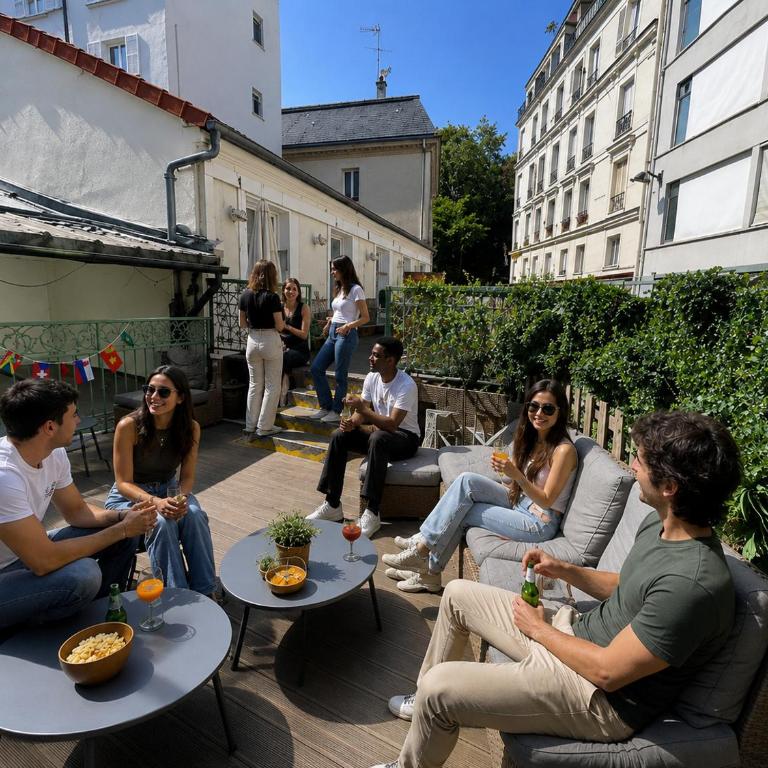 Le Village Montmartre - Bed in 4-Bed Female Dormitory Room - 4