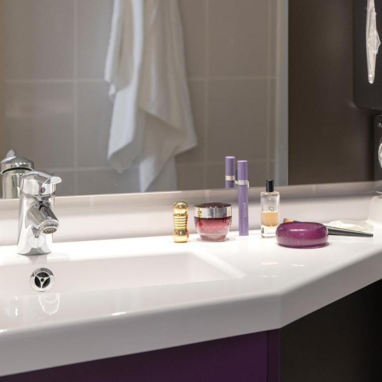 Kyriad Saint-Etienne Centre - Chambre Standard avec 2 Lits Doubles et 1 Lit Simple - 3