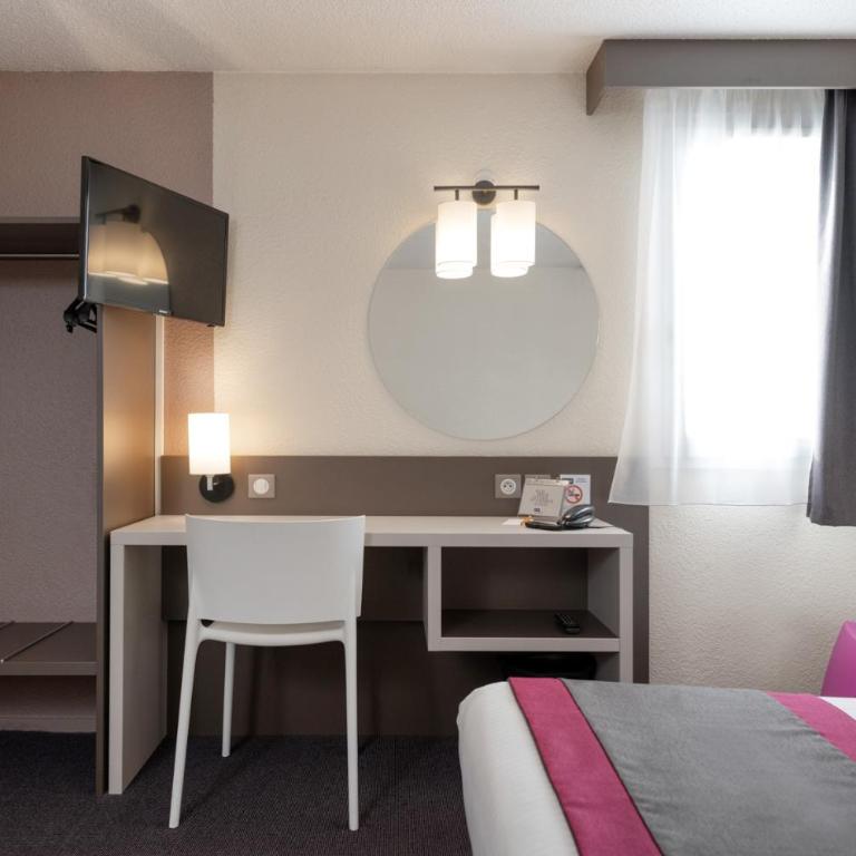 Kyriad Saint-Etienne Centre - Chambre Standard avec 1 Lit Double et 2 Lits Simples - 3