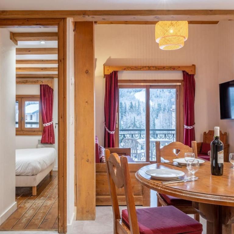 Le Cristal N16 - Central apartment close to the slopes & Free Parking & Pool - Two-Bedroom Apartment with Mountain View - 9