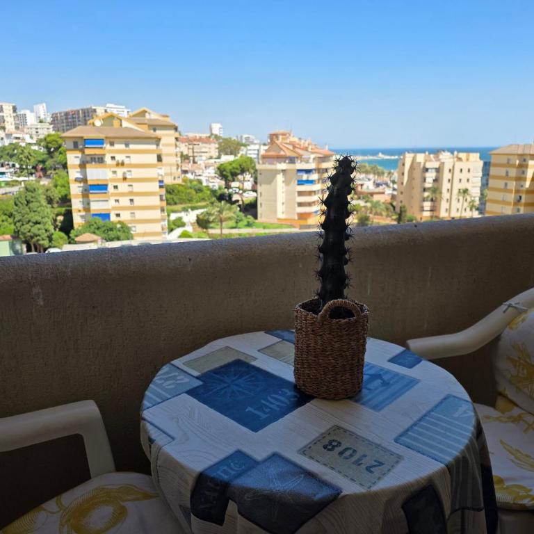 Benalbeach Beauty- Sunny studio with ocean views, balcony, and windows in every room - Studio mit Balkon - 1