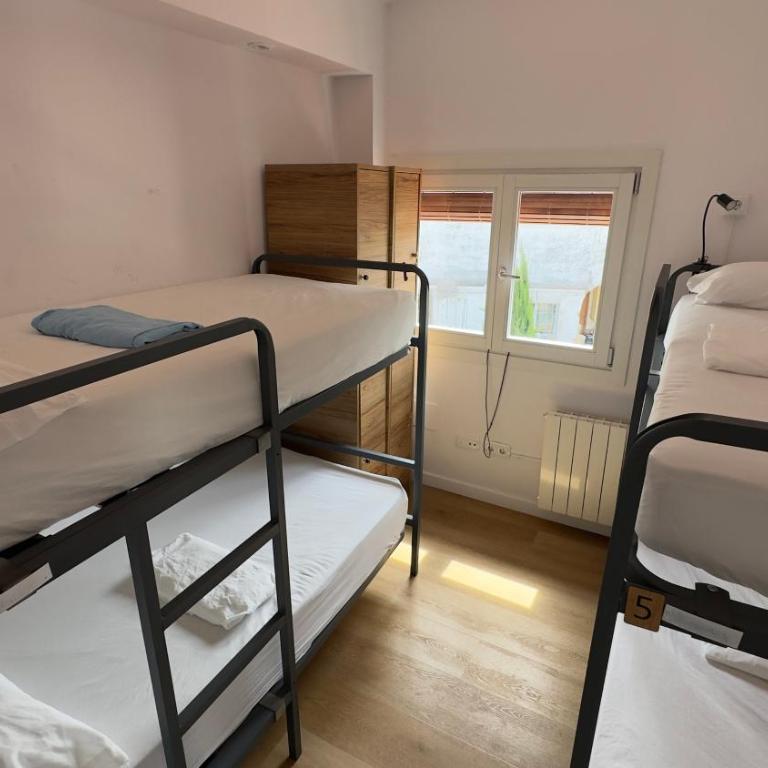 Can Cocollona - Cama en habitación femenina compartida de 4 camas - 2