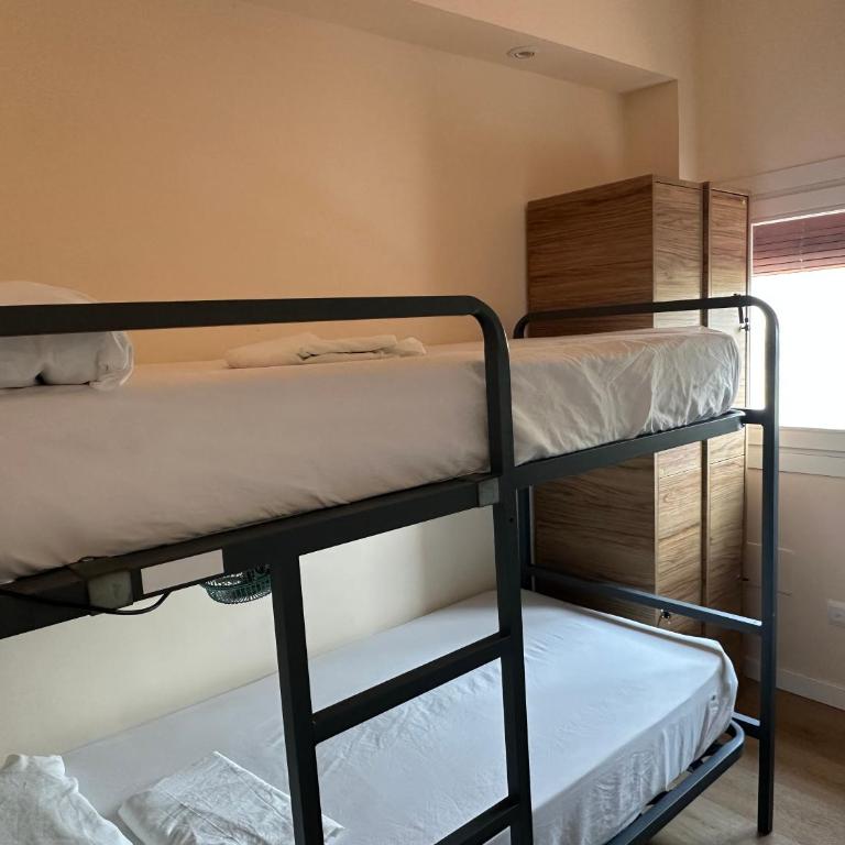 Can Cocollona - Cama en habitación femenina compartida de 4 camas - 4