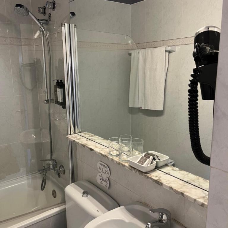 Hostal Iznájar Barcelona - Habitación Superior - 1 cama grande - 12