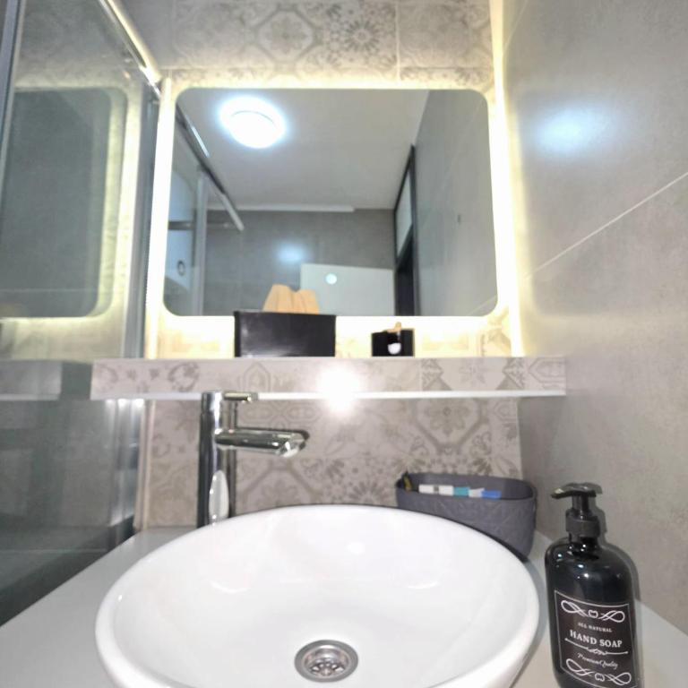 La Luna Apartments - One-Bedroom Apartment - 3