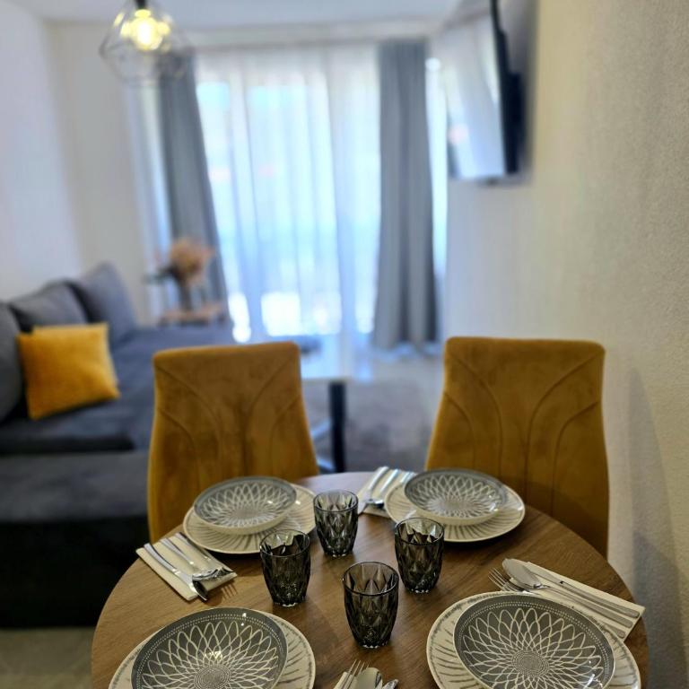 La Luna Apartments - One-Bedroom Apartment - 1