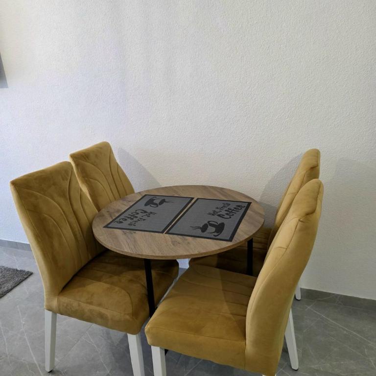 La Luna Apartments - One-Bedroom Apartment - 4