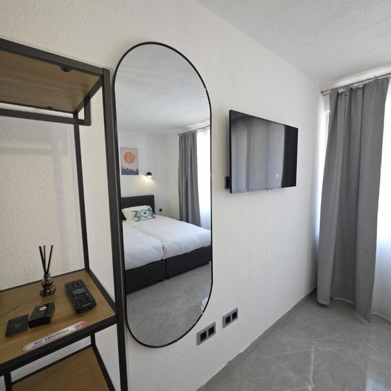La Luna Apartments - One-Bedroom Apartment - 4