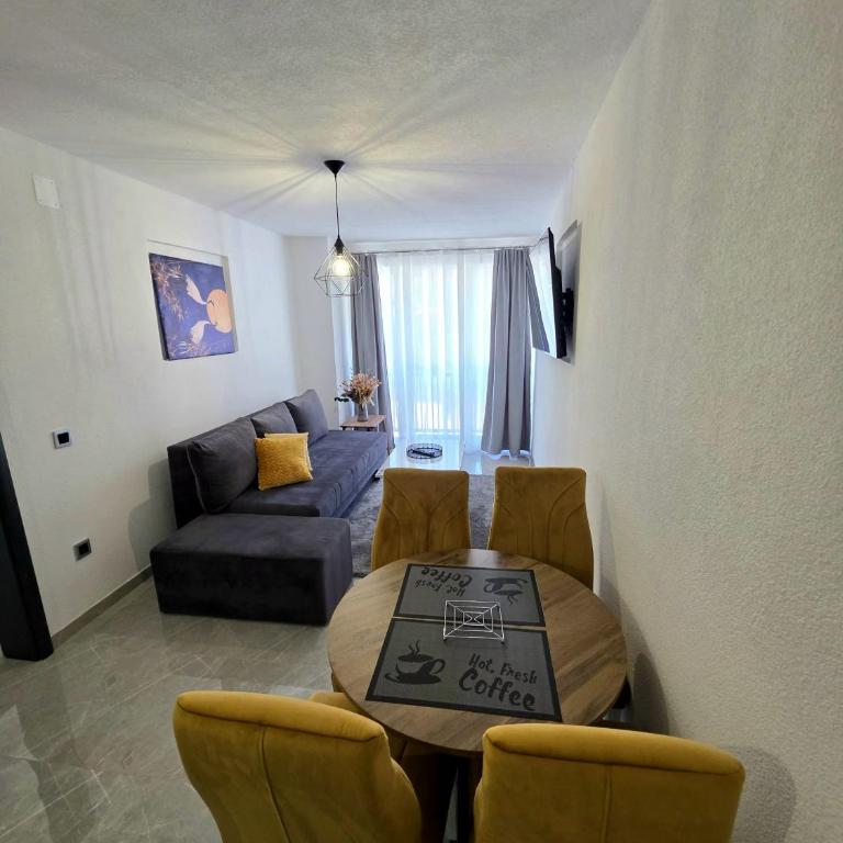 La Luna Apartments - One-Bedroom Apartment - 2