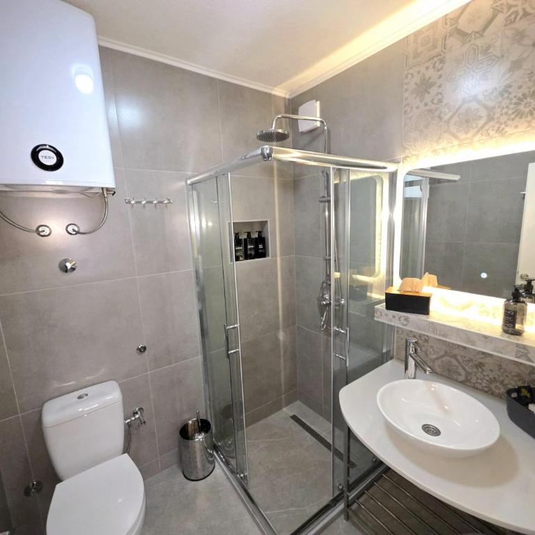 La Luna Apartments - One-Bedroom Apartment - 6