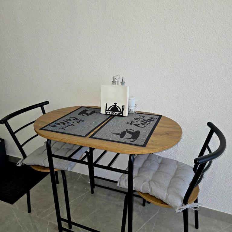 La Luna Apartments - One-Bedroom Apartment - 10