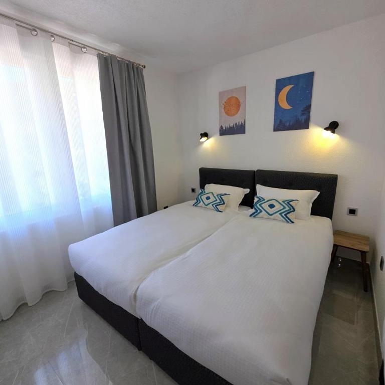 La Luna Apartments - One-Bedroom Apartment - 13