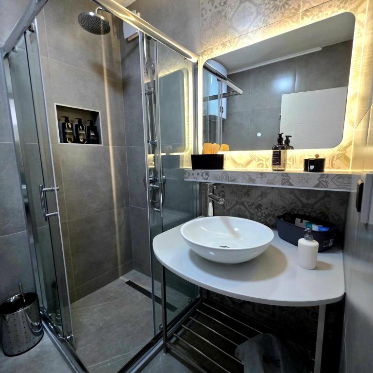 La Luna Apartments - One-Bedroom Apartment - 17