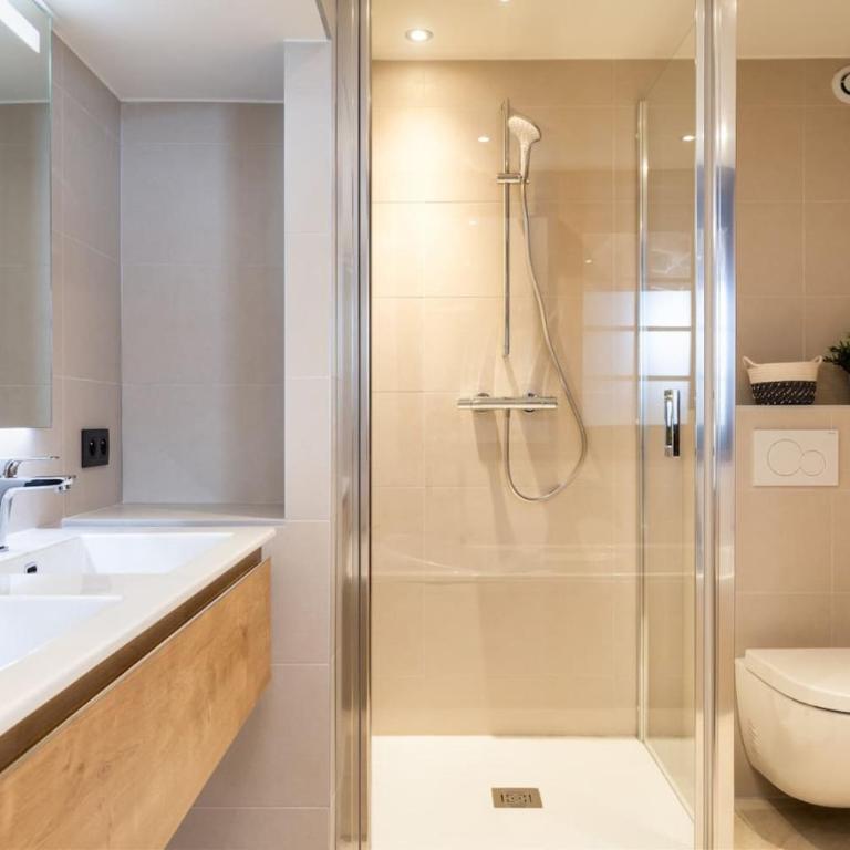 Chalet Les Praz - 280sqm - Sauna Cinema Fitness - 5 Bedrooms in Heart of Les Praz - By Cozee Rentals - Chalet - 18