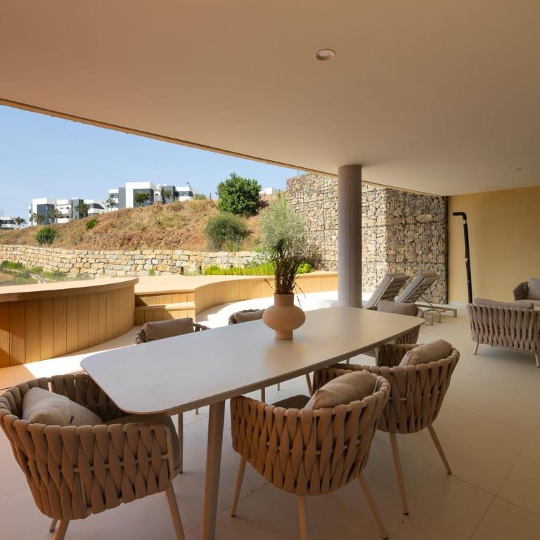 Luxury 2-Bedroom Apartment with Panoramic Sea Views in Reserva del Higuerón - Apartamento - 2
