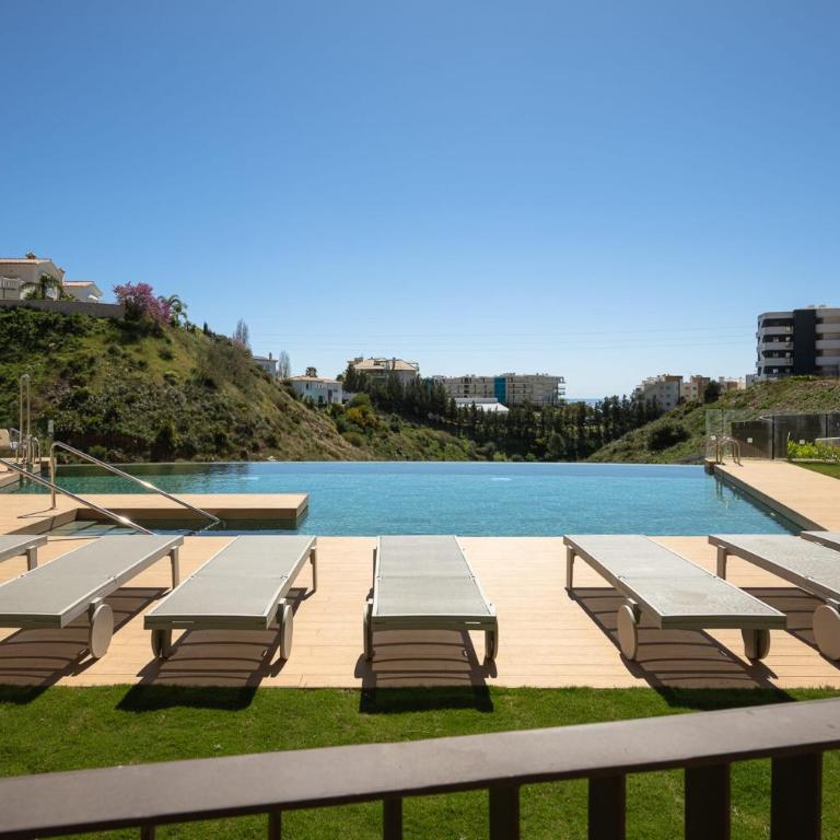 Luxury 2-Bedroom Apartment with Panoramic Sea Views in Reserva del Higuerón - Apartamento - 18