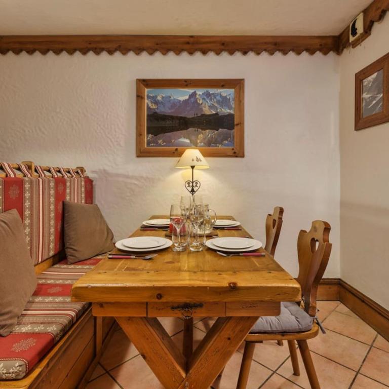 Grepon -City Center - Free Swimming pool, Sauna, Gym - Free Parking - By Cozee Rentals - Two-Bedroom Apartment - 2