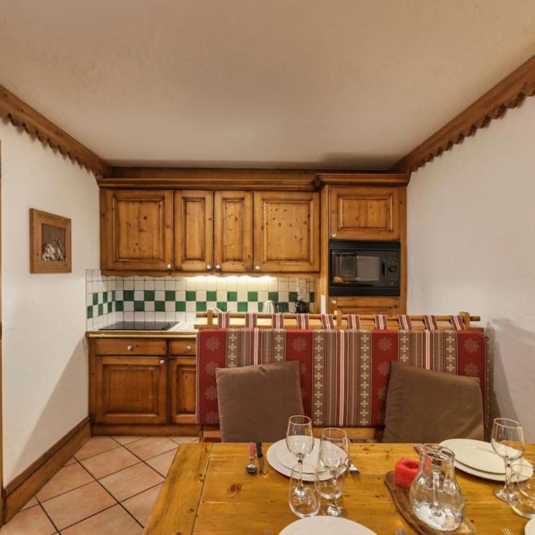 Grepon -City Center - Free Swimming pool, Sauna, Gym - Free Parking - By Cozee Rentals - Two-Bedroom Apartment - 8