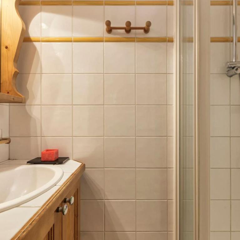 Grepon -City Center - Free Swimming pool, Sauna, Gym - Free Parking - By Cozee Rentals - Two-Bedroom Apartment - 17
