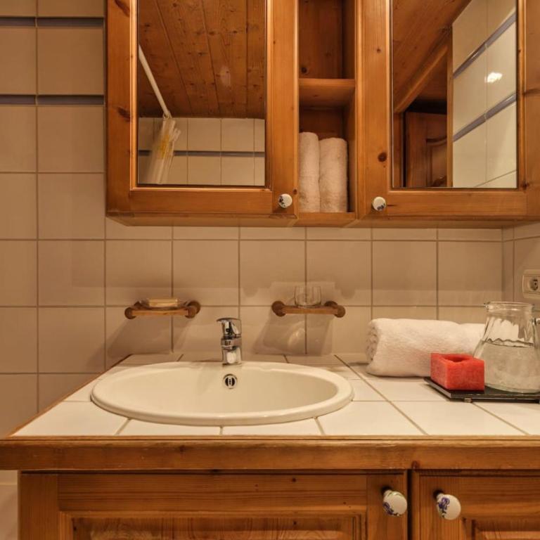 Grepon -City Center - Free Swimming pool, Sauna, Gym - Free Parking - By Cozee Rentals - Two-Bedroom Apartment - 19